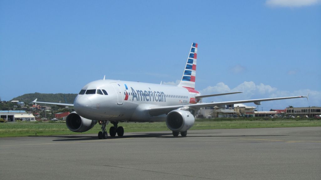 Airbus A319 (N701UW)