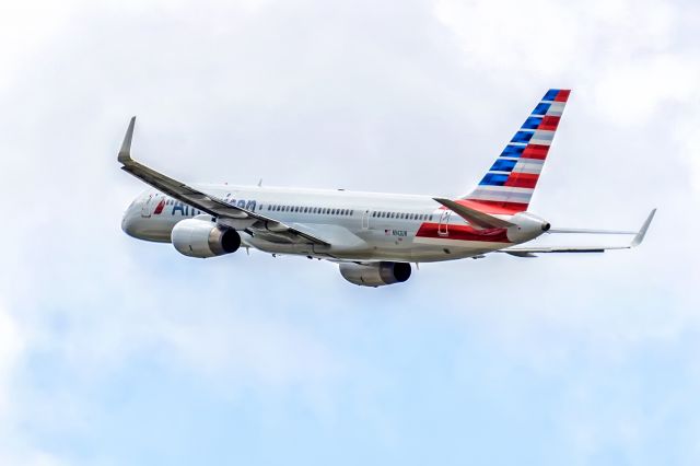 Boeing 757-200 (N942UW)