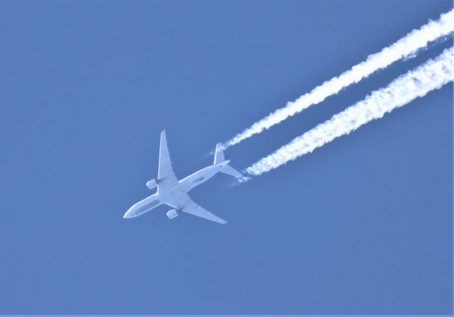 N78013 — - N78013 BOEING 777-224 UNITED AIRLINES survolant la ville de Lavaltrie QC. le 16-09-2022 à 15:04