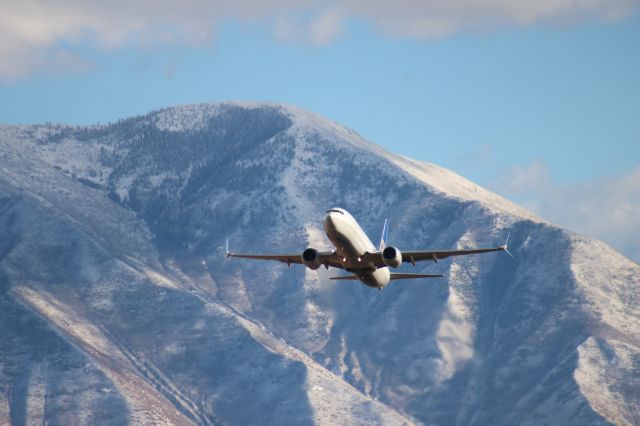 Boeing 737-800 (N14214)