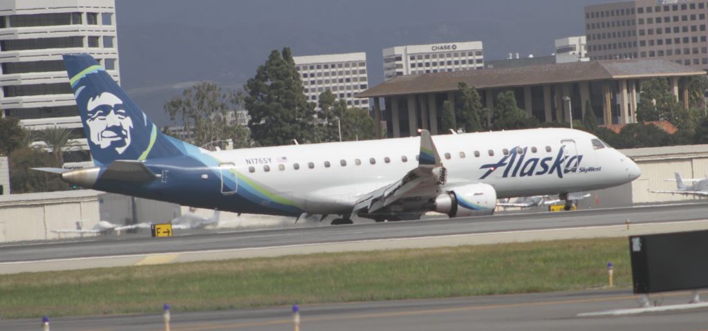 Embraer 175 (N176SY)