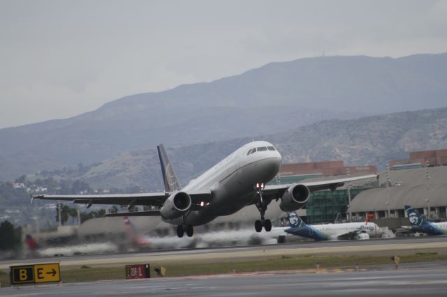 Airbus A320 (N401UA)