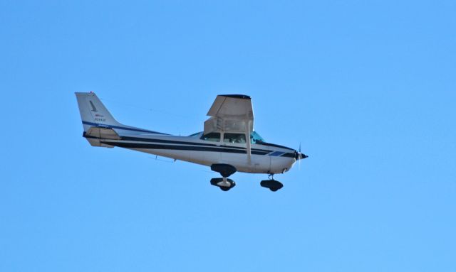 Cessna Skyhawk (N2442E)