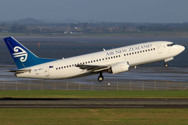 BOEING 737-300 (ZK-NGJ)