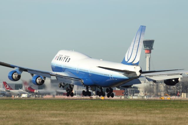 Boeing 747-200 (N178UA) - United B747-400 in the old tulip livery, about to touch down on runway 027L at LHR.