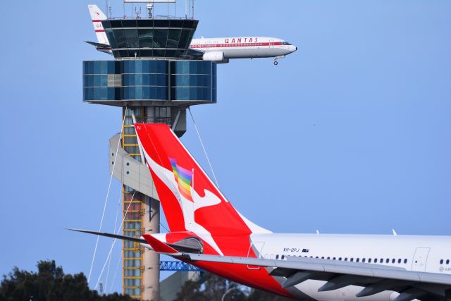 VH-QPJ — - VH-VXQ Qantas Boeing 737-838(WL) cn 33723 1335 ABOVE 26 / 02 / 2017