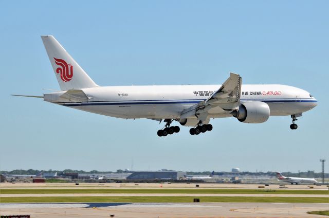 BOEING 777-200LR (B-2098)