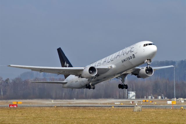 BOEING 767-300 (N653UA)