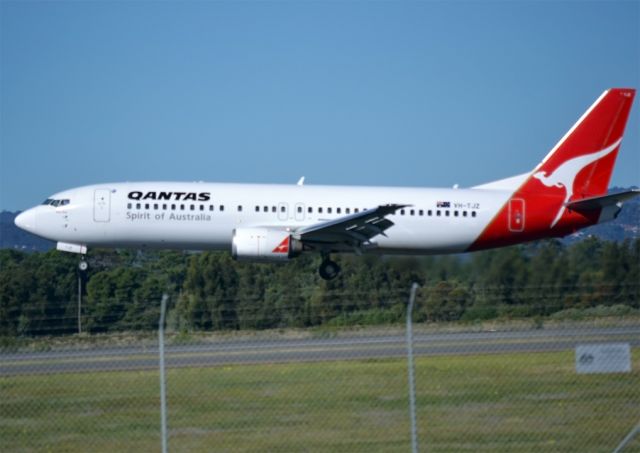 Boeing 737-700 (VH-TJZ) - Just seconds from a smokey touch down on runway 05.
