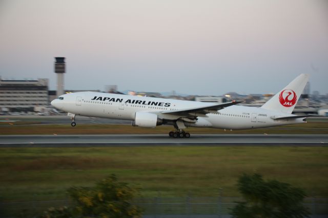 Boeing 777-200 (JA8985)