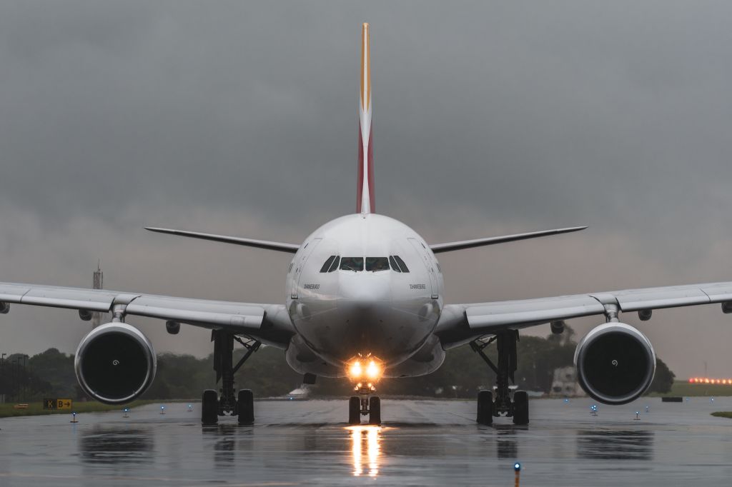 Airbus A330-200 (EC-MUD) - Iberia A332 'Johannesburg" taxing to RWY 25