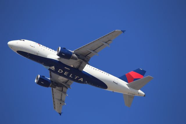 Airbus A319 (N325NB)