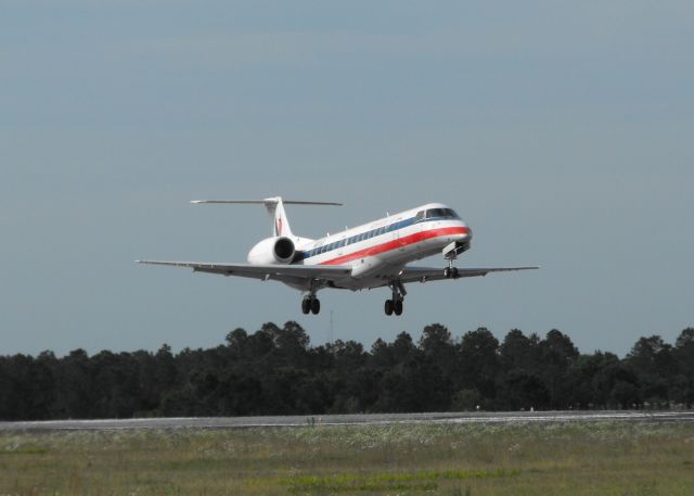 Embraer ERJ-135 (N833AE) - Envoy 3751 from Dallas Ft. Worth landing on RWY 18 in Tallahassee.