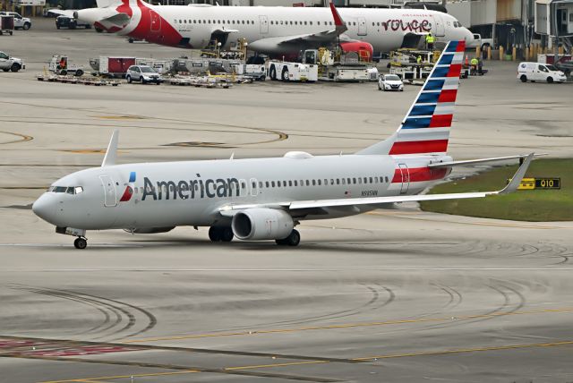 Boeing 737-800 (N985NN)
