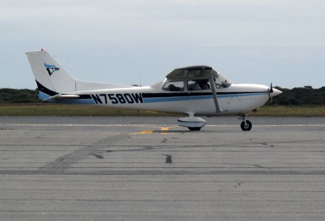 Cessna Skyhawk (N758DW) - Taxi for departure RW06 at Nantucket.