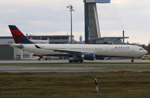 Airbus A330-300 (N831NW)