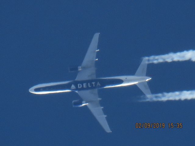 Boeing 757-200 (N676DL)