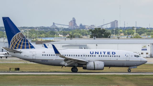 Boeing 737-700 (N15751) - Arriving 13Rbr /7/15/17