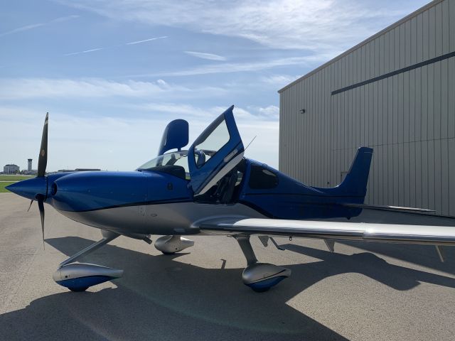 Cirrus SR-22 (N721WF)