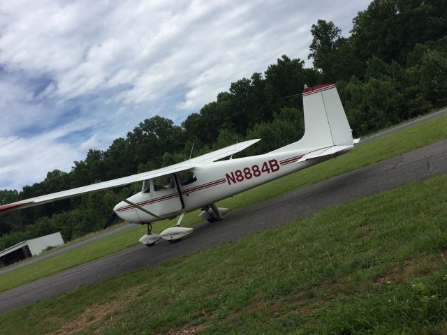 Cessna Skyhawk (N8884B) - W90 New London 1958 straight Tail 