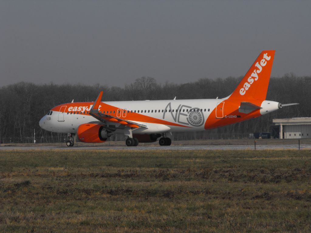 Airbus A320 (G-UZHD)