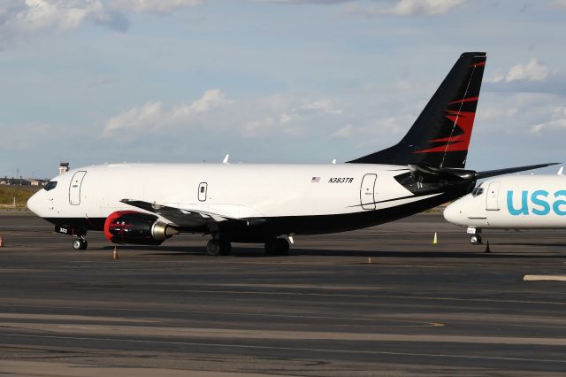 BOEING 737-300 (N383TR)