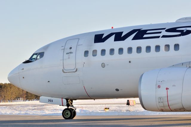 Boeing 737-700 (C-FWAI)