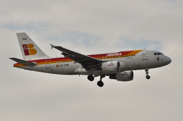 Airbus A319 (EC-KHM) - Approaching Rwy05 LTBA