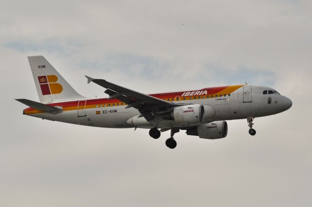 Airbus A319 (EC-KHM) - Approaching Rwy05 LTBA