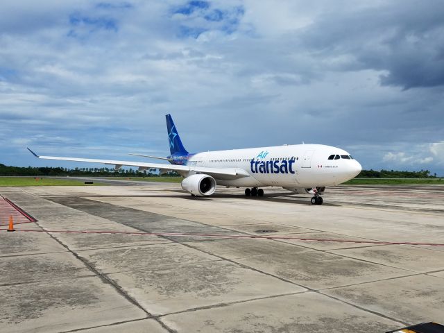 Boeing 737-800 (C-GTSW) - Llegando al aeropuerto Intl El Catey, Samana, RD.