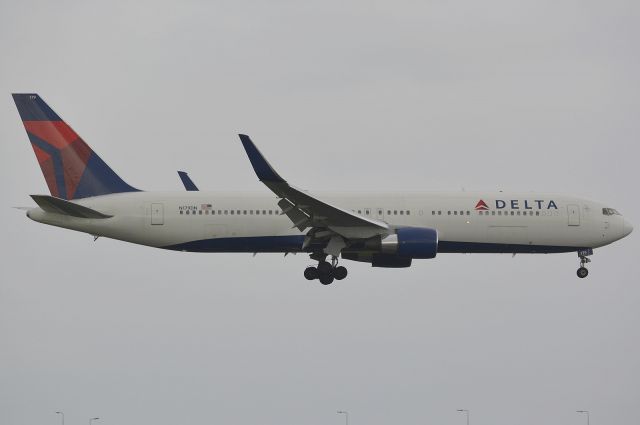 BOEING 767-300 (N179DN)