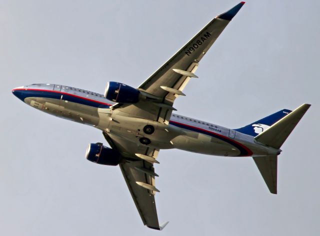 Boeing 737-700 (N908AM)