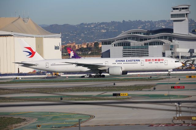 BOEING 777-300 (B-7882)