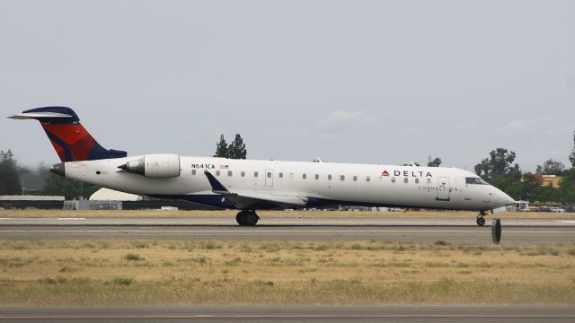 Canadair Regional Jet CRJ-200 (N641CA) - Delta Connection taking off runway 29L @FAT