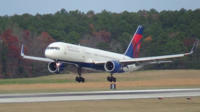 Boeing 757-200 (N553NW) - Delta 1564 arriving from Atlanta at 1:43 PM EST.  Taken November 29, 2015 with Sony HDR-CX230.  