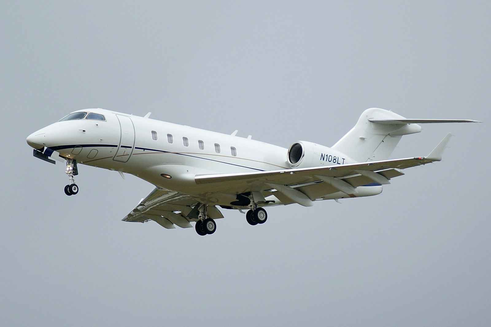 Bombardier Challenger 300 (N108LT) - 12R approach