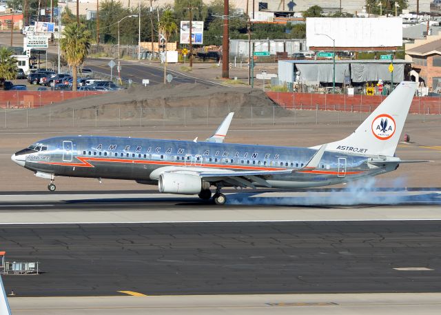 Boeing 737-800 (N951NN)