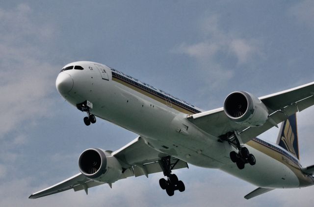 BOEING 787-10 Dreamliner (9V-SCH)