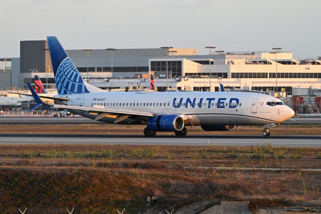 Boeing 737-800 (N13227)