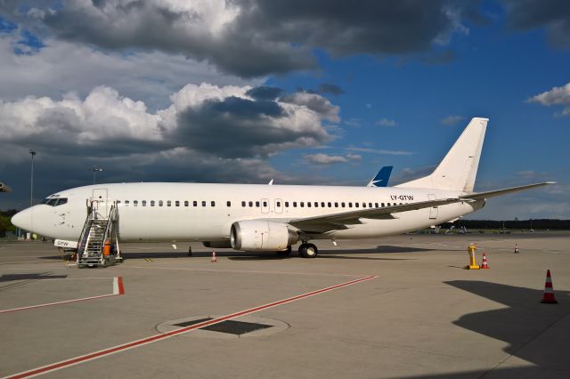 BOEING 737-400 (LY-GTW)