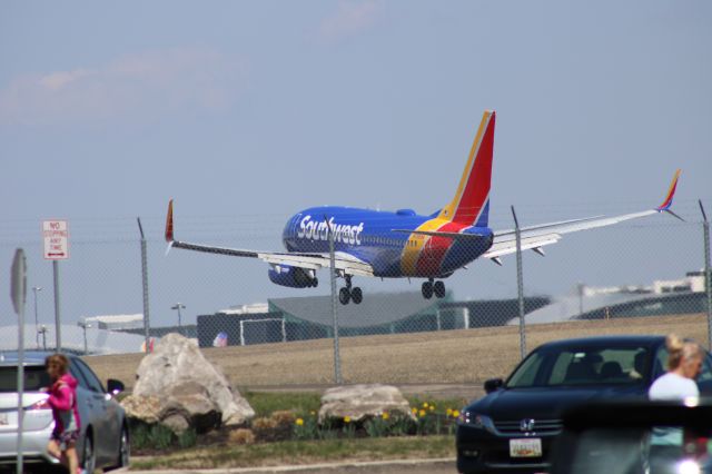 Boeing 737-700 (N7888A)