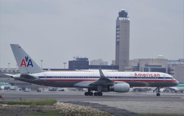 Boeing 757-200 (N689AA)