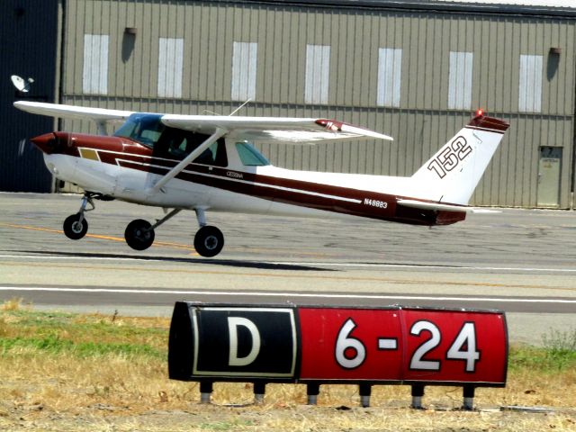 Cessna 152 (N48883) - Taking off RWY 24