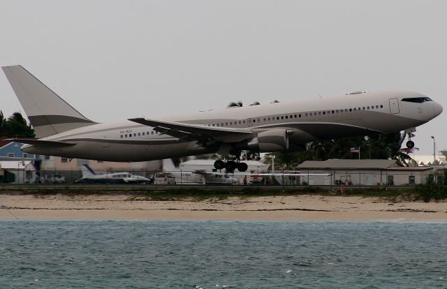 BOEING 767-300 (P4-MES)