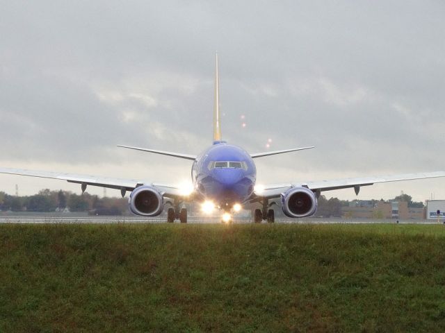 Boeing 737-800 (N8657B)