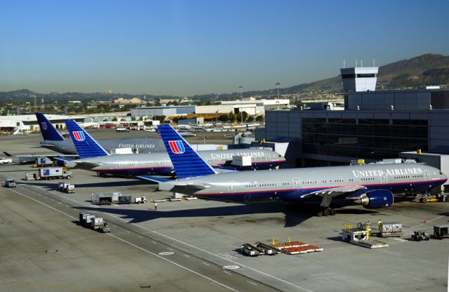 Boeing 777-200 (N220UA) - 2003