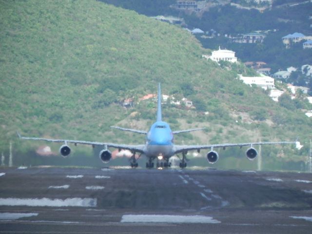 Boeing 747-400 (CRL860)