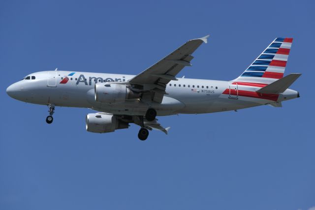 Airbus A319 (N758US)
