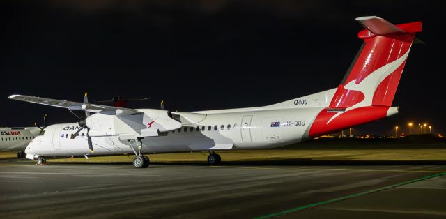 de Havilland Dash 8-400 (VH-QOS)