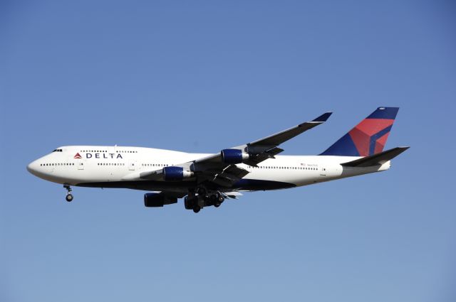 Boeing 747-400 (N667US) - Final Approach to NRT Airport Runway 34L on 2011/12/30